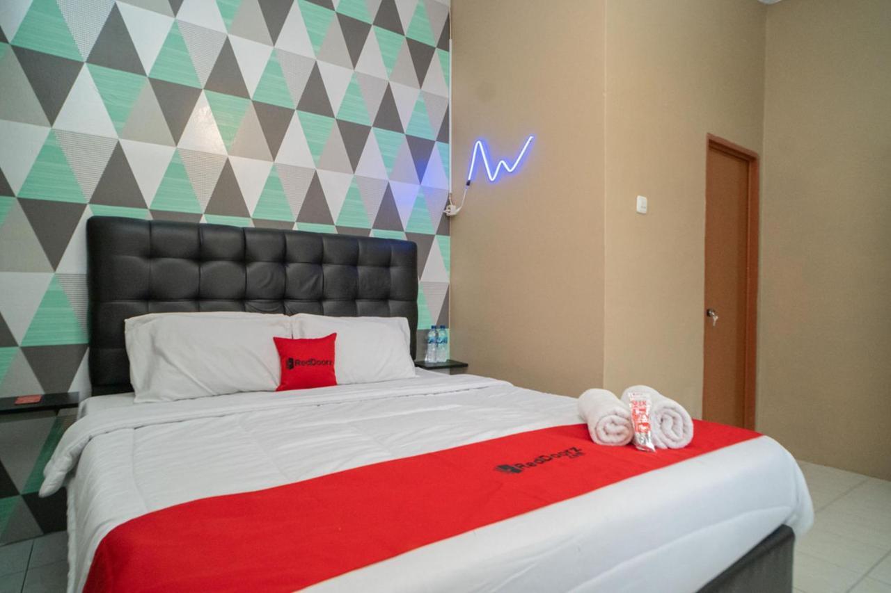 Hotel Reddoorz Near Taman Safari 2 à Bogor Extérieur photo